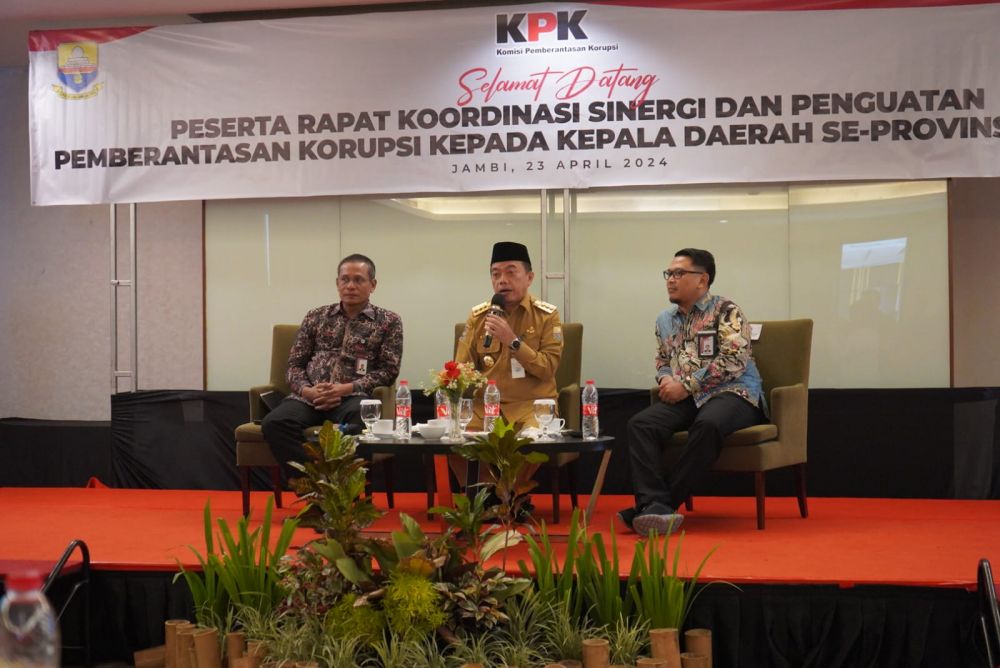 Gubernur saat pembukaan Rapat Koordinasi Sinergi dan Penguatan Pemberantasan Korupsi kepada Kepala Daerah se-Provinsi Jambi bersama Komisi Pemberantasan Korupsi (KPK) Republik Indonesia, bertempat di Swiss-BelHotel Jambi, Selasa (23/04/2024).