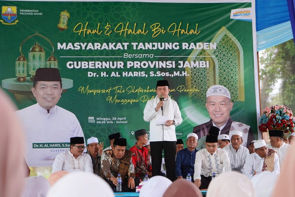 Gubernur saat menghadiri Haul dan Halal Bihalal bersama masyarakat Tanjung Raden, bertempat di Madarasah Sa’adatul Ulya Kelurahan Tanjung Raden Kecamatan Danau Teluk Seberang Kota Jambi, Minggu (28/04/2024).