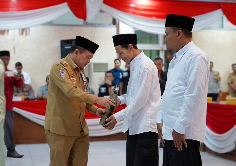 Gubernur Jambi Al Haris saat menghadiri Pembacaan dan Penandatanganan Pernyataan Ikrar Setia NKRI, Jaringan JAS dan Eks Napiter Wilayah Jambi di Aula Besar Kantor Bupati Batanghari, Selasa (30/4). 