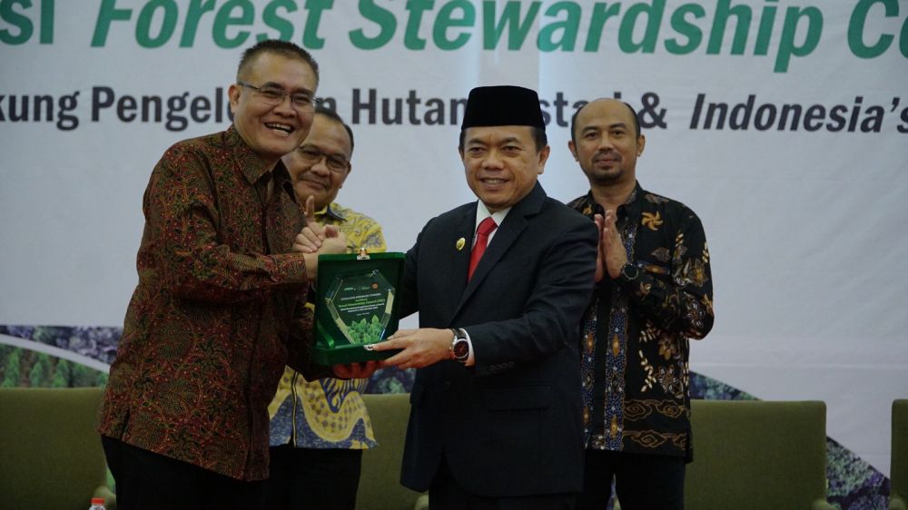Sosialisasi Kebijakan Terbaru Sertifikasi Forest Stewardship Council (FSC), yang berlangsung di Swiss-bell Hotel Jambi, Selasa (07/05/2024).