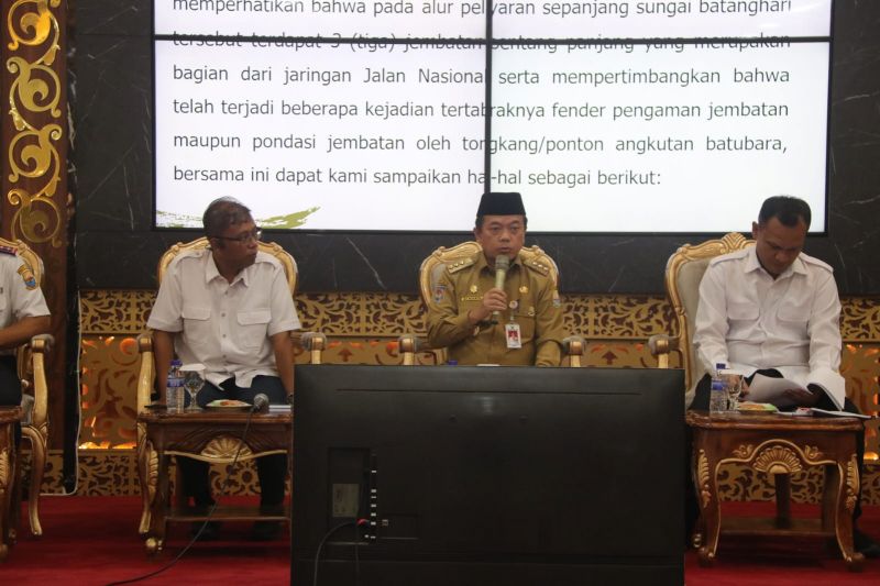 Gubernur Jambi memimpin rapat evaluasi operasional lalu lntas angkutan batu bara melalui sungai, Selasa (14/4)