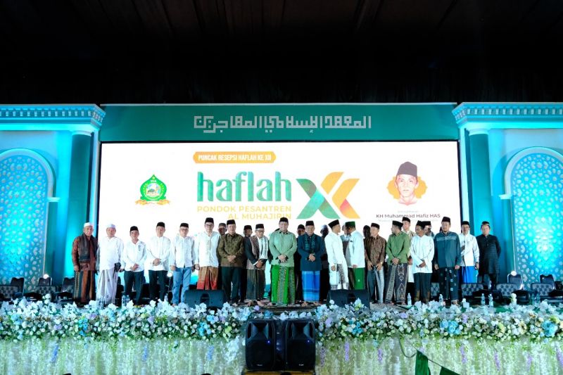 Wagub Jambi Abdullah Sani saat menghadiri Haflah XII Pondok Pesantren Al Muhajirin di Simpang Terusan Kecamatan Muarabulian, Kabupaten Batanghari, Sabtu (18/5) malam.