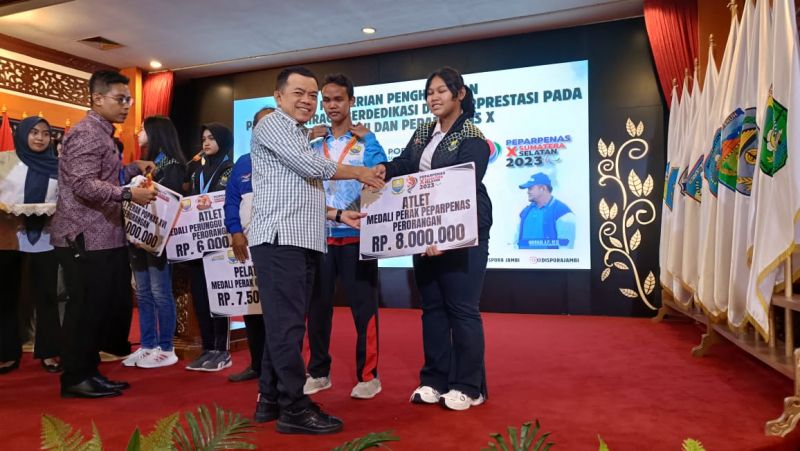 Penyerahan bonus oleh Gubernur Jambi Al Haris kepada atlet dan pelatih Popnas dan Peparpenas Jambi, Senin (20/5)