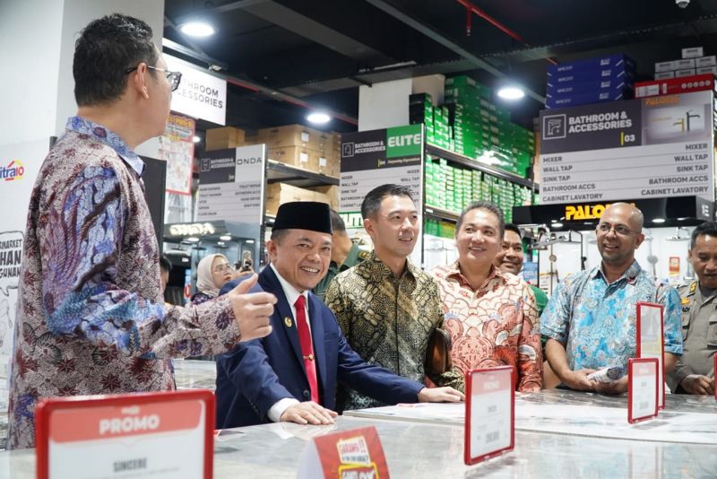 Gubernur Jambi Al Haris saat peresmian Gedung Mitra 10 Jambi Business Center (JBC) dan penandatanganan prasasti di Mitra 10 JBC, Simpang III Sipin Jambi, Rabu (22/5).