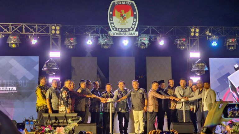 Peluncuran Pilkada Serentak tahun 2024 oleh KPU Provinsi Jambi di lapangan Eks MTQ Kota Jambi, Senin (27/5/2024) malam.