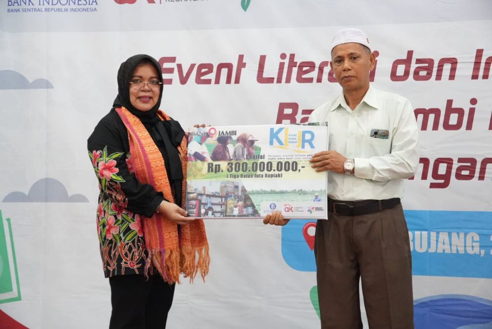 Direktur Kepatuhan Bank Jambi Hj, Riza Roziani, SE menyerahkan KUR kepada Pelaku UMKM Tebo dari Bank Jambi Cabang Tebo