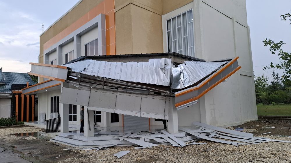 Atap Gedung BPTS Muarojambi yang roboh