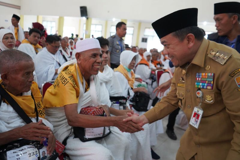 Gubernur Jambi Al Haris menyapa para JCH di Asrama Haji Jambi, Selasa (4/6).