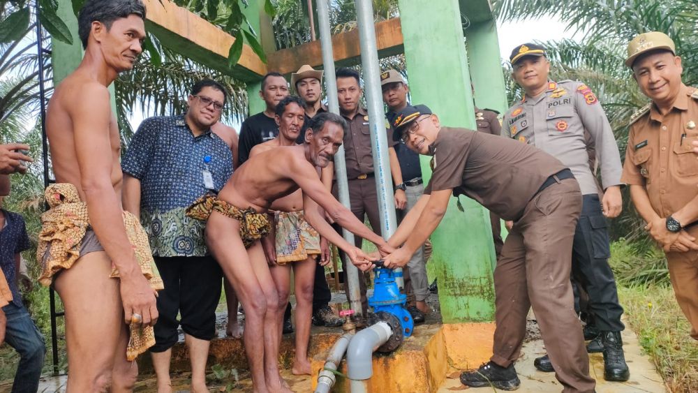 Kajari Tebo didampingi Temenggung Apung saat meresmikan Pamsimas dikawasan SAD Muara Kilis