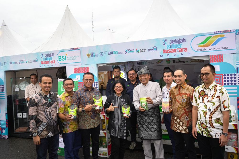 PTPN IV PalmCo bersama Holding PTPN dan BUMN lain menggelar Bazaar Jelajah Kuliner Nusantara di Medan, akhir pekan lalu. Direktur Hubungan Kelembagaan PTPN IV PalmCo mengungkapkan dari 4500 transaksasi melalui Pasar Digital BUMN senilai hampir 500 miliar selama JKN diselenggarakan diharapkan dapat menjadi stimulus bagi UMKM setempat.