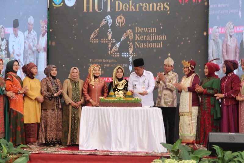 Wakil Gubernur Jambi, Abdullah Sani menghadiri Peringatan Hari Ulang Tahun Ke-44 Dekranasda di Ev Garden Kota Jambi, Rabu (5/6)