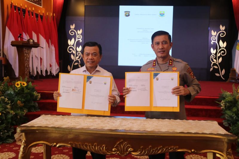 Gubernur Jambi Al Haris dan Kapolda Jambi Irjen Pol Rusdi Hartono menandatangani Naskah Perjanjian Hibah Daerah (NPHD) untuk pengamanan Pilkada) serentak 2024, Rabu (5/6)