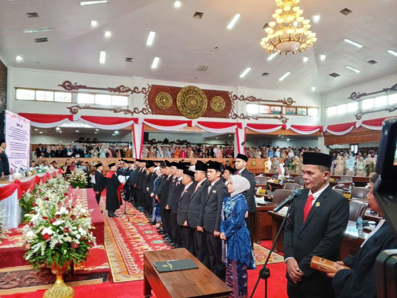 Suasana Anggota DPRD Provinsi Jambi terpilih dilantik 