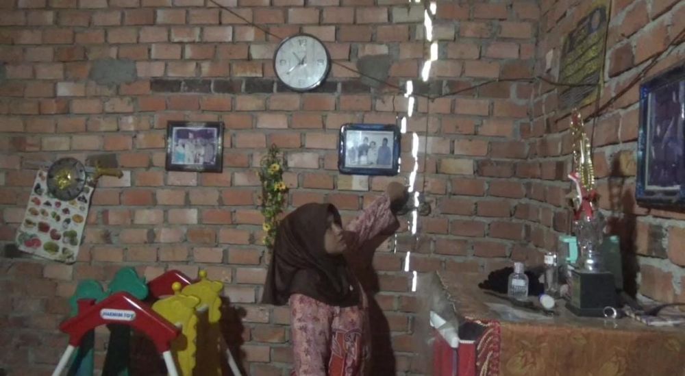 Salah satu rumah warga yang retak parah