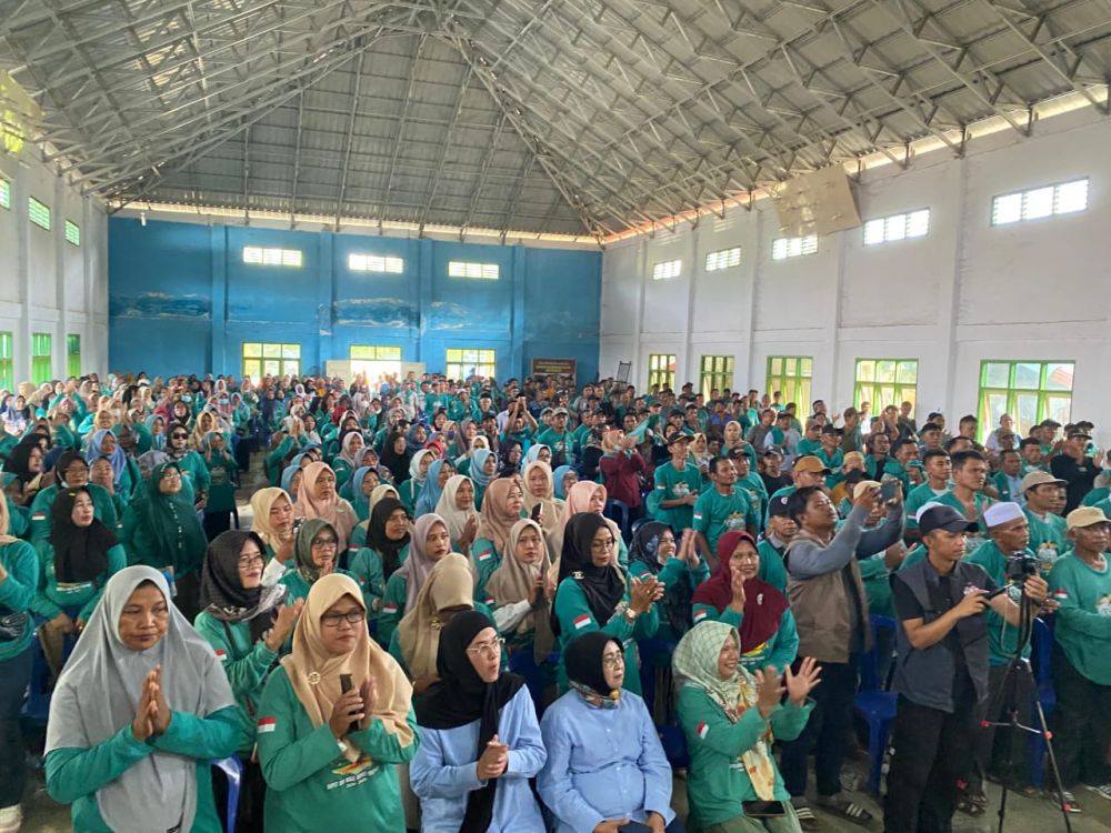 Susana Sa'at pelantikan Tim pemenangan Kecamatan Pamenang dan Pamenang Barat pasangan calon Bupati dan Wakil Bupati Merangin Paslon urut 2 M Syukur-Khafid di Desa Pauh Menang pada, Senin (07/10).