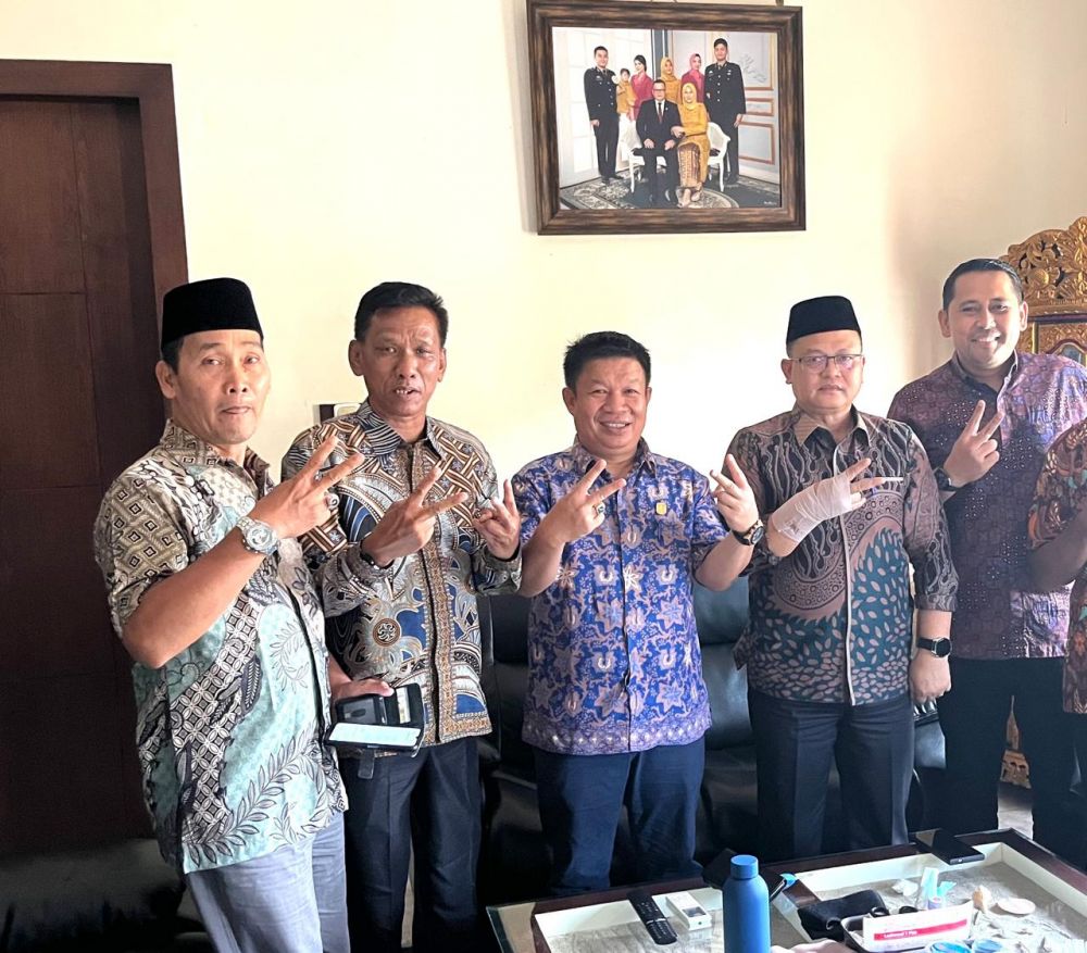 Dr. Ir H Ahmad Fauzi Ansori (Ojie) Photo Bersama dengan Calon Bupati Merangin M Syukur dan Politisi Demokrat Kabupaten Merangin As'Ari Elwakas (Apuk) dan lainnya.