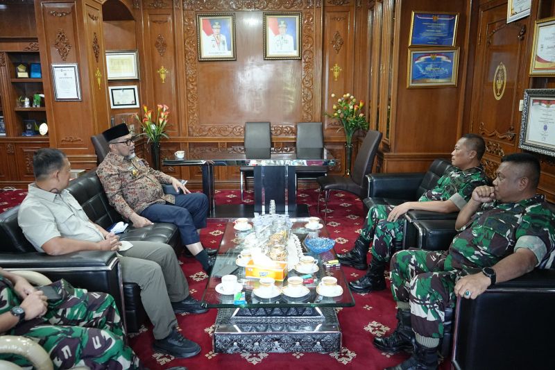 Pertemuan Pjs Gubernur Jambi Sudirman bersama Danrem 042/Gapu, Brigjen TNI Heri Purwanto, Jumat (22/11).