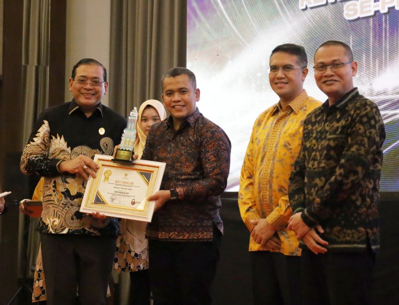 Ketua Bawaslu Provinsi Jambi menerima piala dan penghargaan Penganugerahan Keterbukaan Informasi Badan Publik se-Provinsi Jambi tahun 2024 Kategori Instansi Vertikal Provinsi sebagai Badan Publik Terbaik Ketiga dengan predikat Informatif dari Ketua Komisi Informasi Pusat, Rabu (11/12) malam. 