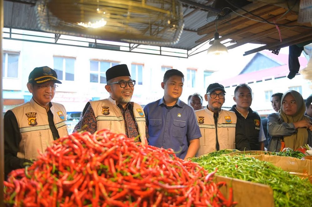 Ketua DPRD Provinsi Jambi M Hafiz saat sidak bahan pokok jelang Ramadhan 