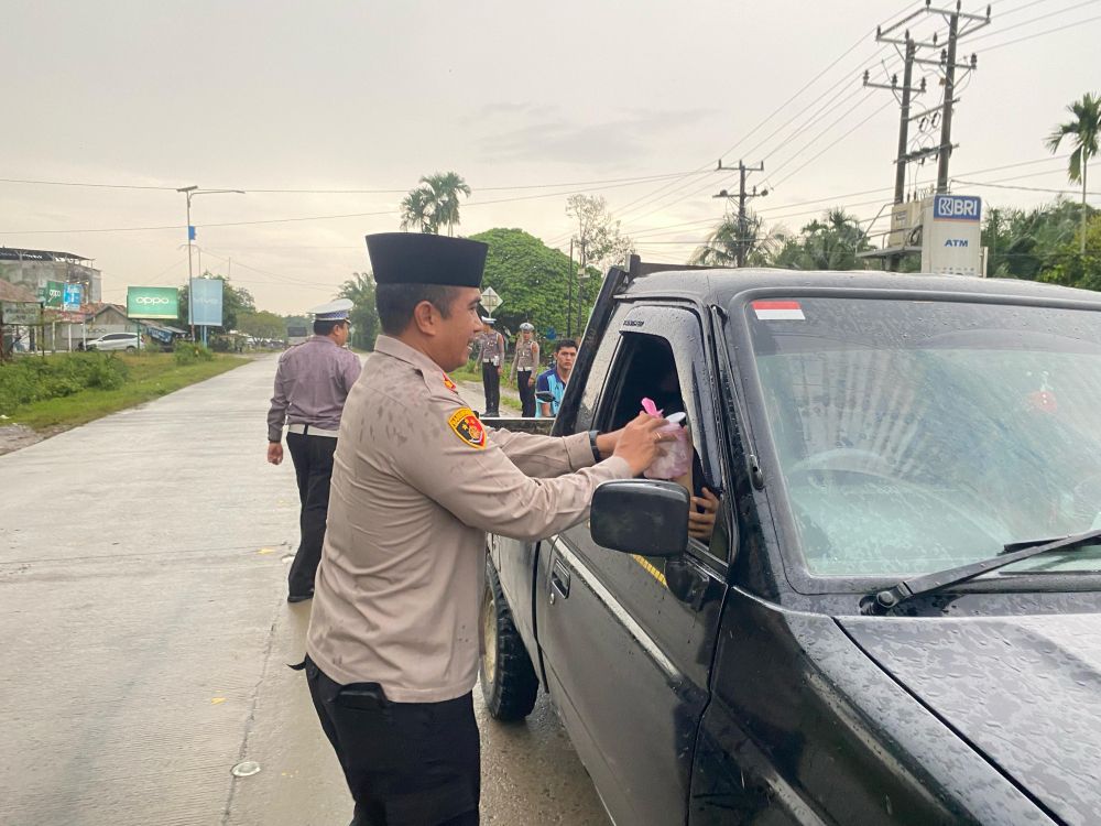 Kapolres Tebo saat berbagi takjil