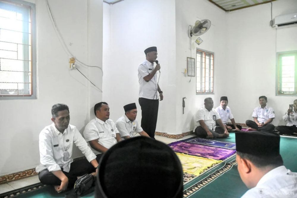Gubernur Jambi Hasan Basri Agus