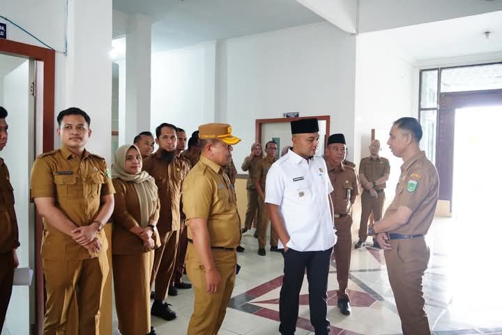 Bupati Tebo saat sidak ke kantor Bappeda Tebo