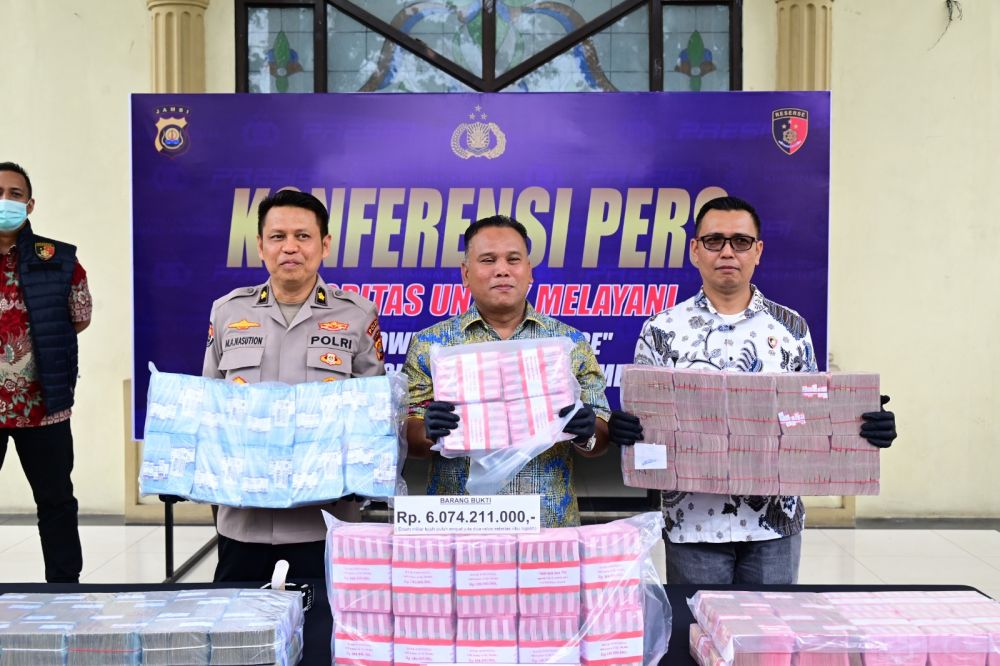 konferensi pers yang digelar Polda Jambi pada Jum'at (11/04/2025) dan di pimpin langsung oleh Wadir Krimsus Polda Jambi AKBP Taufik Nurmandia.