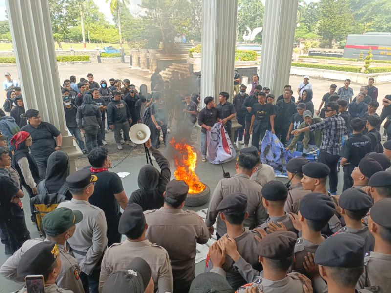 Aksi unjuk rasa sejumlah mahasiswa yang tergabung dalam Aliansi Mahasiwa di Gedung DPRD Provinsi Jambi, Rabu (23/4)