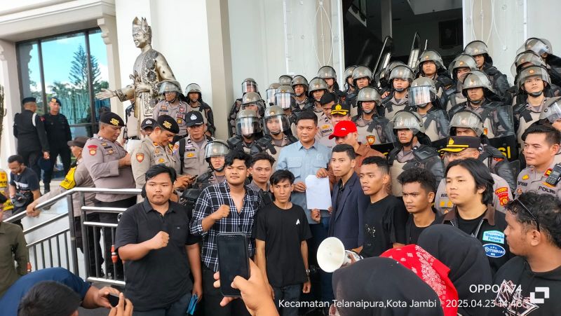 Ketua DPRD Provinsi Jambi M.Hafiz Temui Langsung Massa Aksi di Gedung DPRD dan Siap Suarakan Aspirasi di Tingkat Pusat