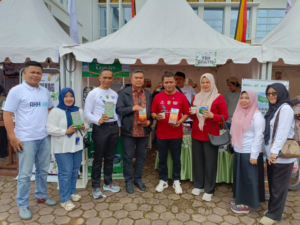 Bupati Solok  beserta ibu dan Manager Kebun Solok, Rio Herman .
