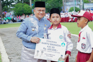 Pemkot Jambi Salurkan 2.000 Beasiswa Kartu Bahagia dan Launching Sekolah Digital