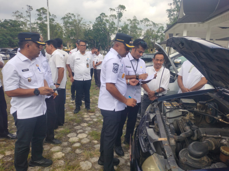 Bupati Tebo beserta jajarannya saat melakukan apel Kendaraan Dinas milik Pemkab Tebo, Rabu (7/5) di Kantor Bupati Tebo