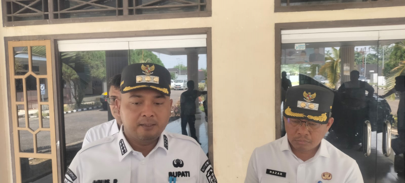 Bupati Tebo, Agus Rubiyanto saat diwawancarai awak media