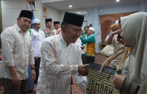 Bupati Bekali Rendang,Tumbler,Sal, Sendal Jepit pada Pelepasan CJH Merangin