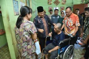 Wali Kota Maulana Bawa Bantuan dan Harapan untuk Warga Terdampak Kebakaran dan Keterbatasan