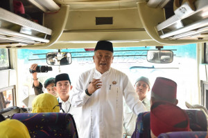 Sekda Ridwan Naik ke Bus Jamaah : Pastikan Jamaah Mendapat Pelayanan Terbaik 