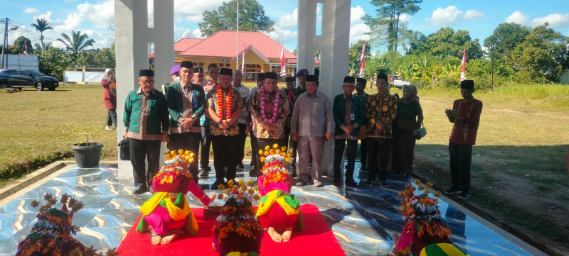 Rektor IAI Tebo menyambut kedatangan seluruh pemateri dengan  tarian sekapur sirih dari Mahasiswi IAI Tebo