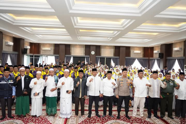 Bupati didampingi Wabup dan Forkompinda Tebo berpoto bersama seluruh jemaah haji Tebo yang berangkat