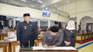Ketua DPRD Sarolangun Ketok Palu Terhadap Persetujuan Ranperda Pertanggungjawaban APBD 2024