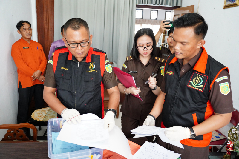 Kajari Tebo saat memimpin langsung penggeladahan
