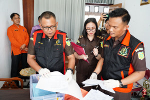 Geladah Deprindag dan ULP Tebo, Kajari dan Tim Sita 2 Laptop dan Dokumen Terkait Proyek Pasar Tanjun