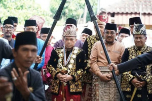 Bupati Tanjabbar dan Istri Mempesona di Hari Adat Melayu Jambi ke-747