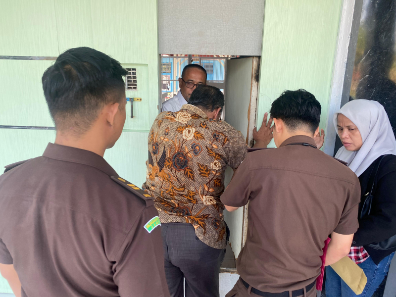 Tersangka HI saat dieksekusi Tim Kejari Tebo dari Lapas Muara Bungo