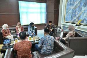 Negara Hadir, Wali Kota Maulana Serahkan Santunan Duka untuk Keluarga Korban Bencana