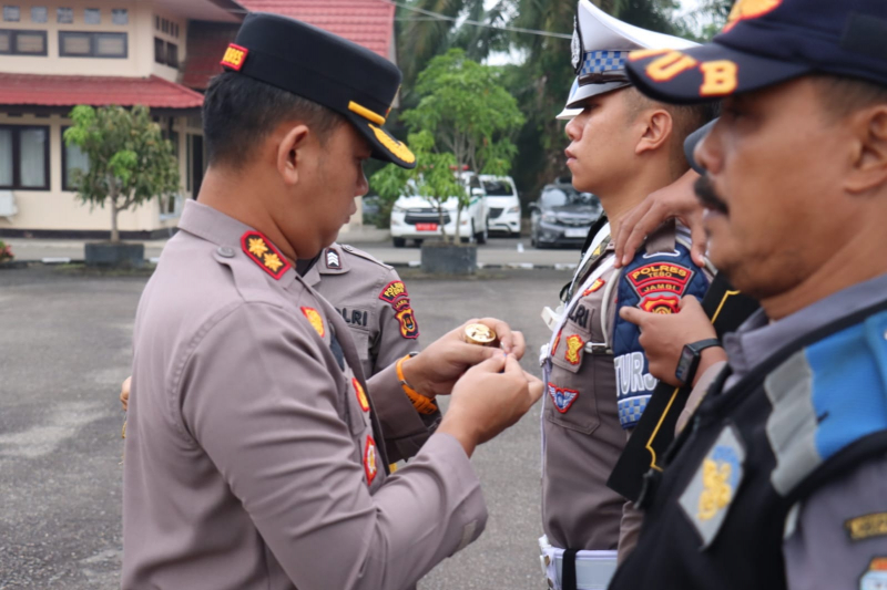 Pemasangan pita kepada petugas oleh Kapolres Tebo sebagai tanda dimulainya operasi Patuh 2025