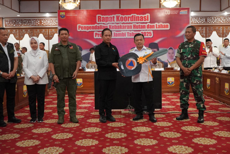 Menteri LH saat menyerahkan bantuan dukungan peralatan dan logistik penanganan tanggap darurat bencana kebakaran hutan dan lahan kepada Pemprov Jambi, Rabu (30/7