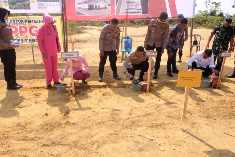Kapolres, Ketua Bhayangkari dan Wabup melakukan peletakan batu pertama
