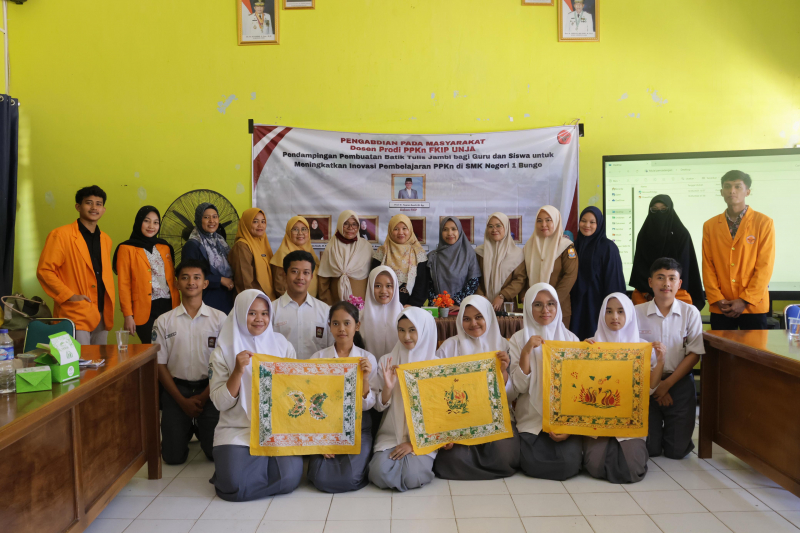 Ya Pendampingan Pembuatan Batik Tulis Jambi bagi Guru dan Siswa untuk Meningkatkan Inovasi Pembelajaran PPKn di SMK Negeri 1 Bungo