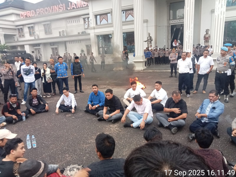 Ketua DPRD Provinsi Jambi terima masa aksi serap aspirasi melalui dialog 
