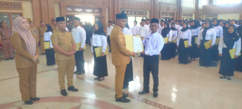 Bupati Tebo didampingi PJ Sekda dan Kepala BKPSDM menyerahkan SK kepada PPPK yang dilantik